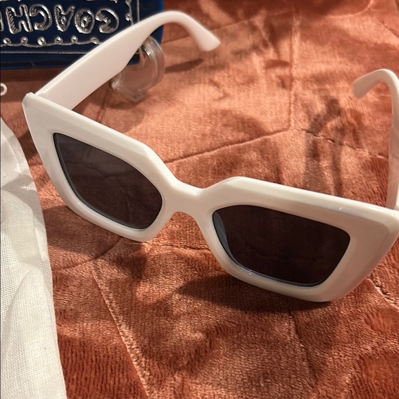 Coach Poppy Blue and White Wristlet with Coach DustBag & Fashion Sunglasses - Picture 3 of 7